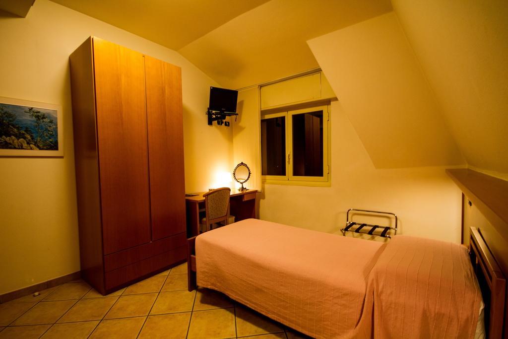 ג'רה לאריו Albergo Lario חדר תמונה