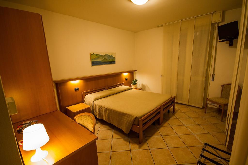 ג'רה לאריו Albergo Lario חדר תמונה