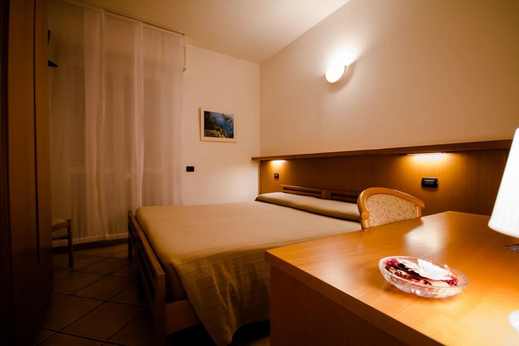 ג'רה לאריו Albergo Lario חדר תמונה